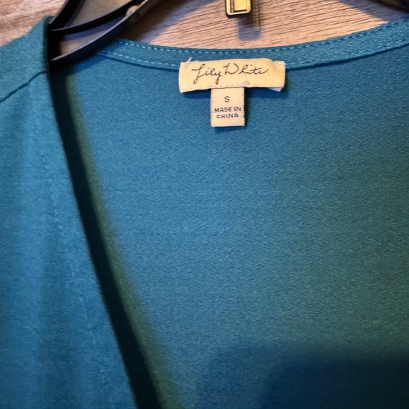 Lily white- women’s small- teal color- v neck - Picture 5 of 7